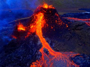 冬季探访神秘之地：基拉韦厄火山——地理探秘与科学奥秘之旅